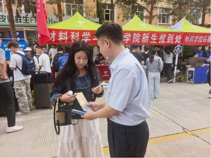中國建設銀行哈爾濱鐵道支行工作人員在黑龍江科技大學開展主題消保宣教活動。.jpg