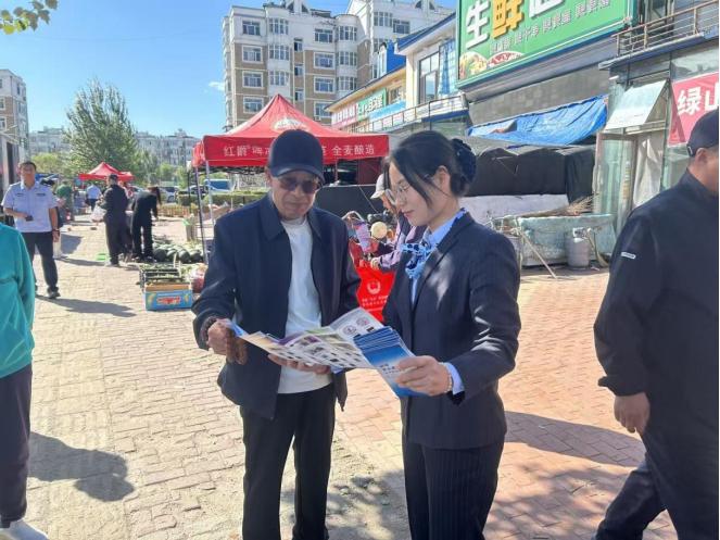 中國建設銀行雙鴨山分行向銀苑社區居民普及金融知識。