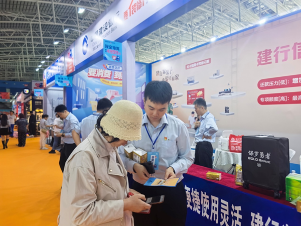 建設銀行哈爾濱鐵道支行張富清金融服務隊隊員熱情解答市民咨詢。中國建設銀行黑龍江省分行供圖