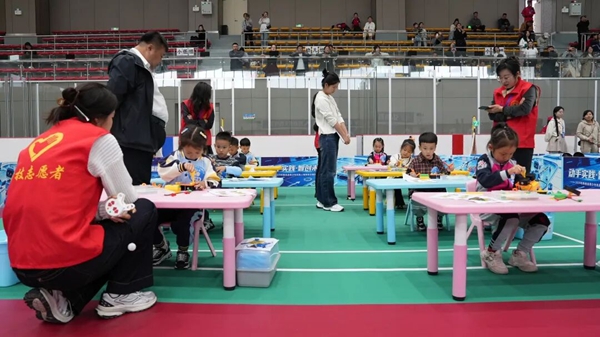 幼儿组小选手认真用积木机器人完成闯关任务
