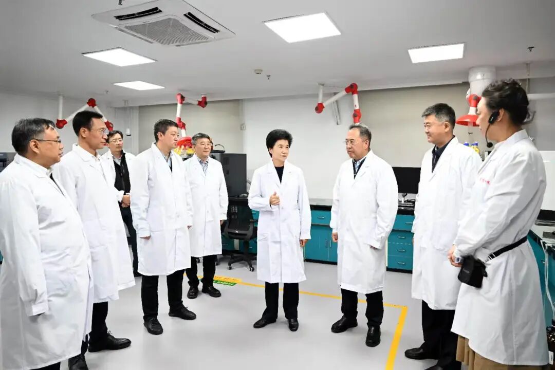梁惠玲參觀省質量監督檢測研究院實驗室，聽取食品質量安全檢驗檢測儀器設備配置、技術服務、業務開展等情況介紹。