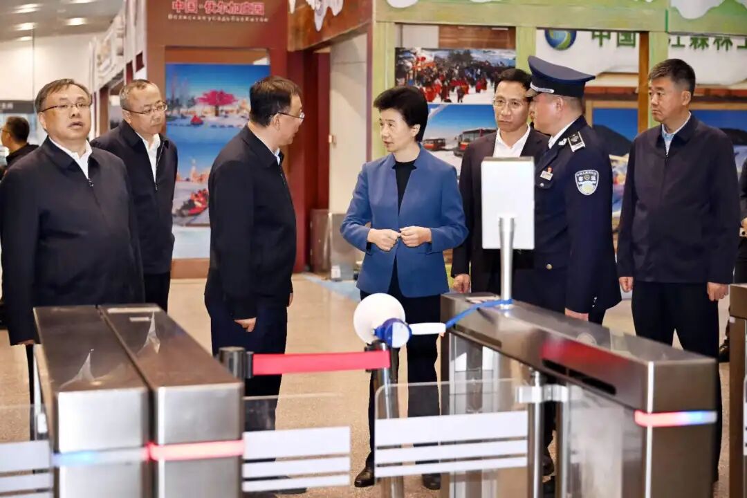 在機場2號線哈西客運站集散點，梁惠玲察看驗票區，了解線路運行、旅客接駁情況，檢查交通安全工作。