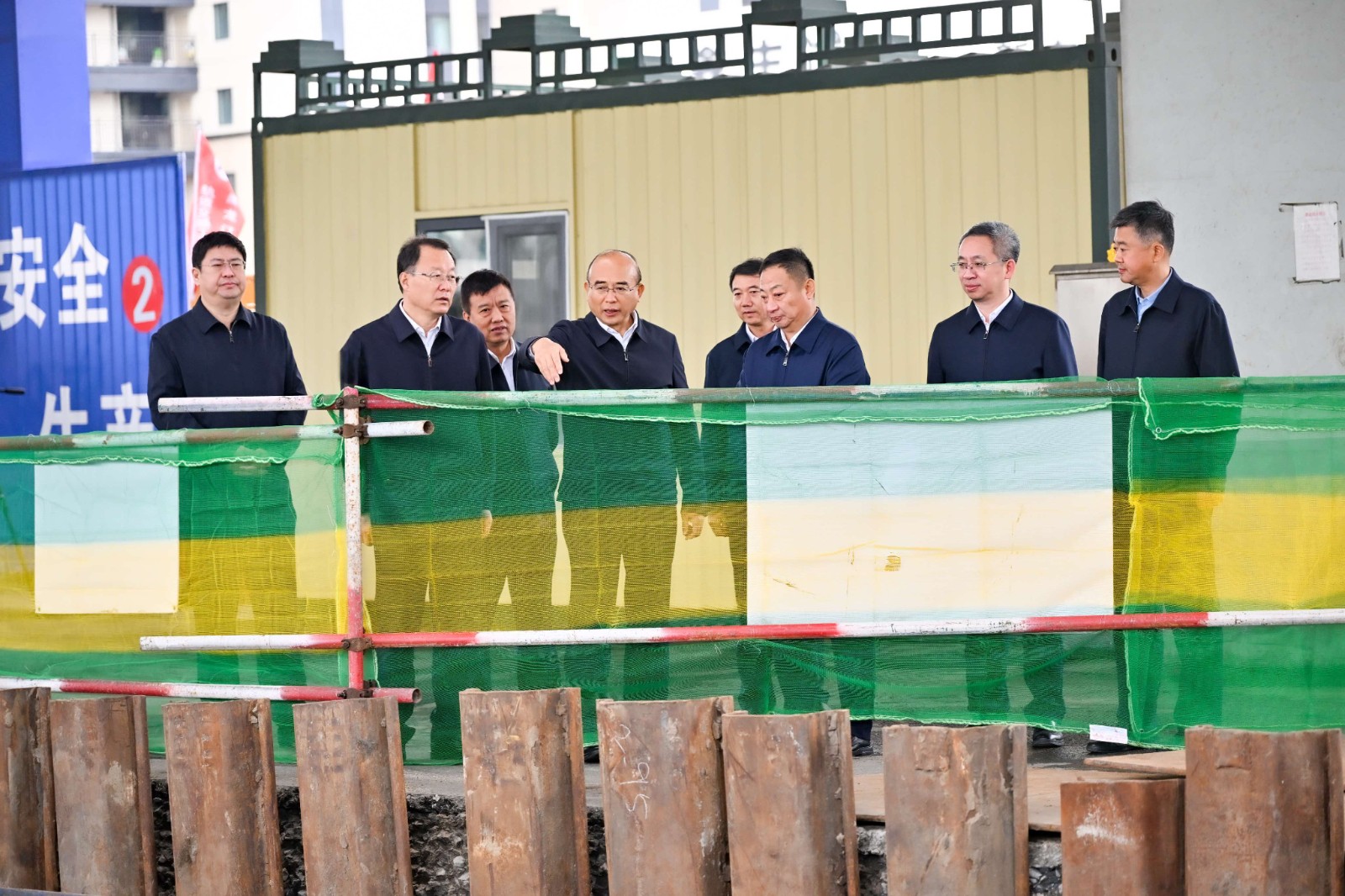 在三環路、哈雙北路熱網分部項目現場，許勤了解建設進度、生產安全等情況。