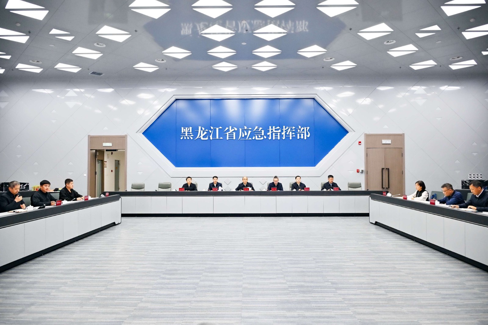 在省應急指揮中心，許勤向值班值守人員表示慰問，視頻連線大慶、雞西、伊春等地，督導檢查各地安全穩定等工作。