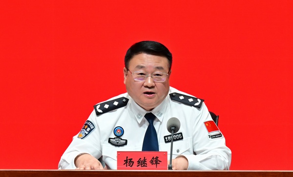 黑龙江出入境边防检查总站党委委员、副总站长杨继锋。李鹏举摄