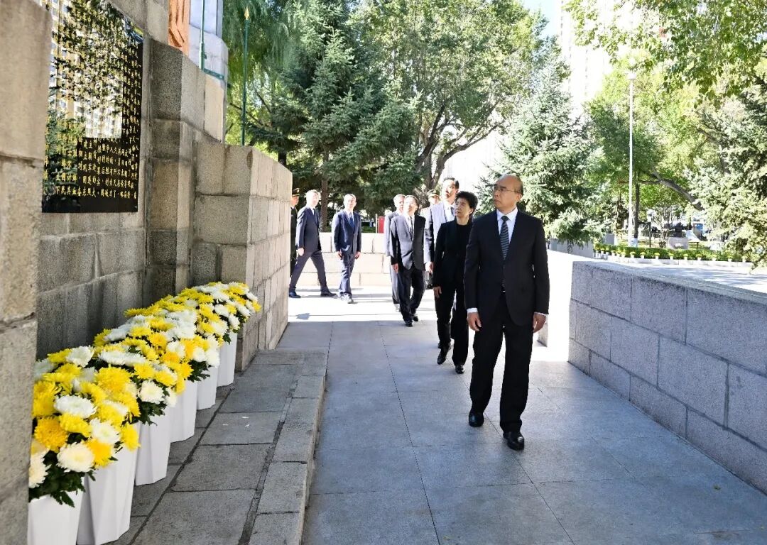 全體人員緩步繞行烈士紀念塔，瞻仰英烈主題浮雕。