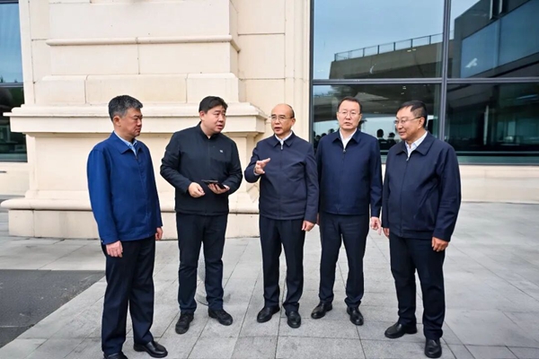 許勤來到候機大廳、入境旅客綜合服務中心、換乘區域，對機場開通入境旅客支付和通信服務，設立網約車室內候車區、改善冬季和特殊天氣候車條件做法給予肯定。