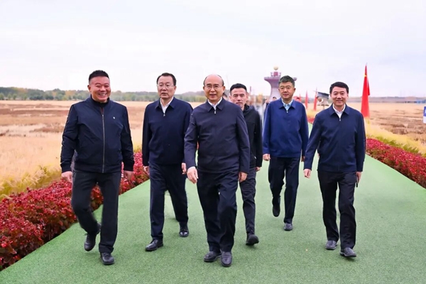 在閆家崗農場，許勤邊走邊看，與經營業戶、游客交談，了解經營情況和旅游體驗。