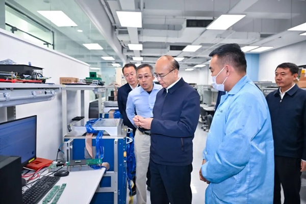 許勤來到聖邦微電子公司，了解企業科技創新情況，檢查安全生產工作。