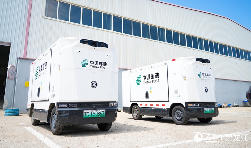 邮政无人车可自动识别路况、规避障碍、精准停靠接驳点。人民网记者 苏靖刚摄