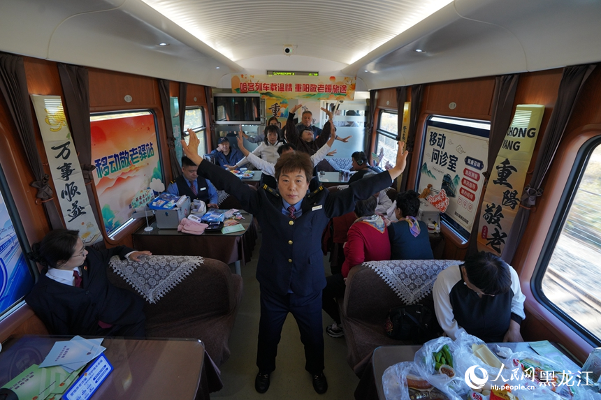 “候鸟列车”上的敬老服务站