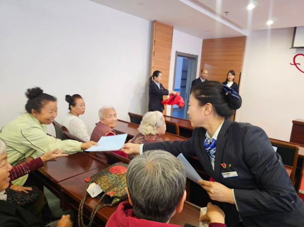 中国建设银行哈尔滨平房支行走进哈尔滨奉君养老护理院开展敬老志愿服务活动。中国建设银行黑龙江省分行供图