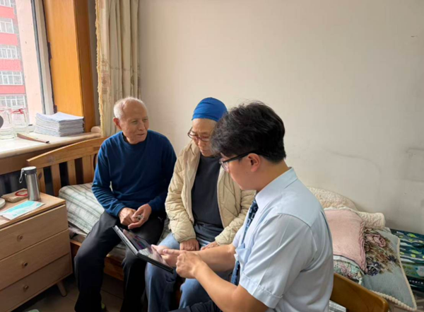 中国建设银行哈尔滨新吉支行上门服务解决老年人急难愁盼。中国建设银行黑龙江省分行供图