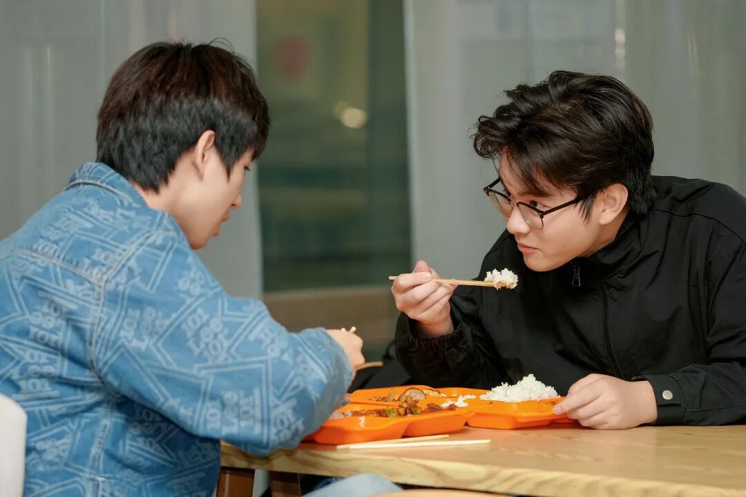 华德学子邀请好友一同品尝香米饭