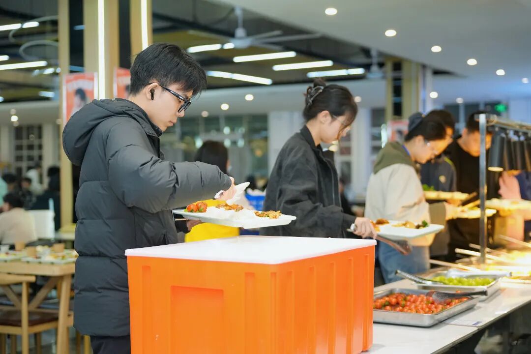香米饭上新学生在食堂有序取餐