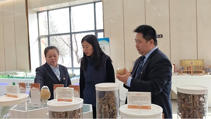 中国建设银行农垦分行工作人员走访种业公司。中国建设银行黑龙江省分行供图