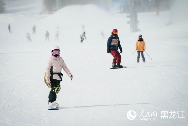 滑雪爱好者在亚布力阳光滑雪场驰骋（资料图）。人民网记者 苏靖刚摄