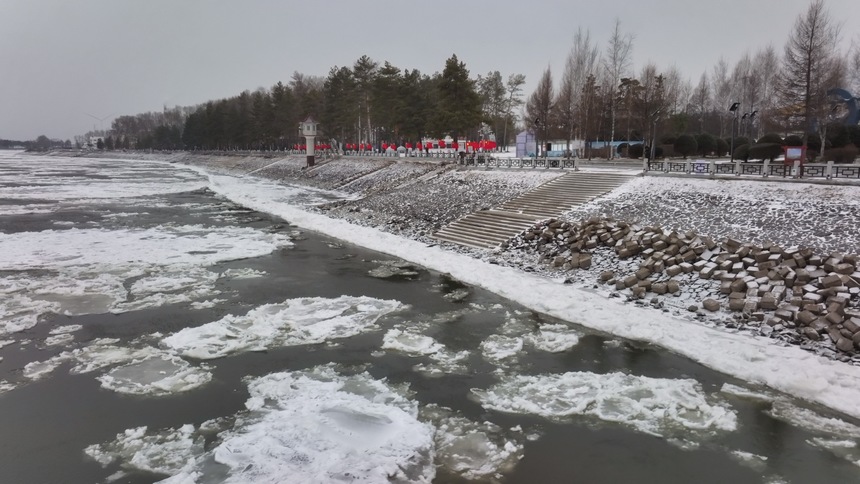 黑龙江呼玛：流冰期“跑冰排”景观引客来