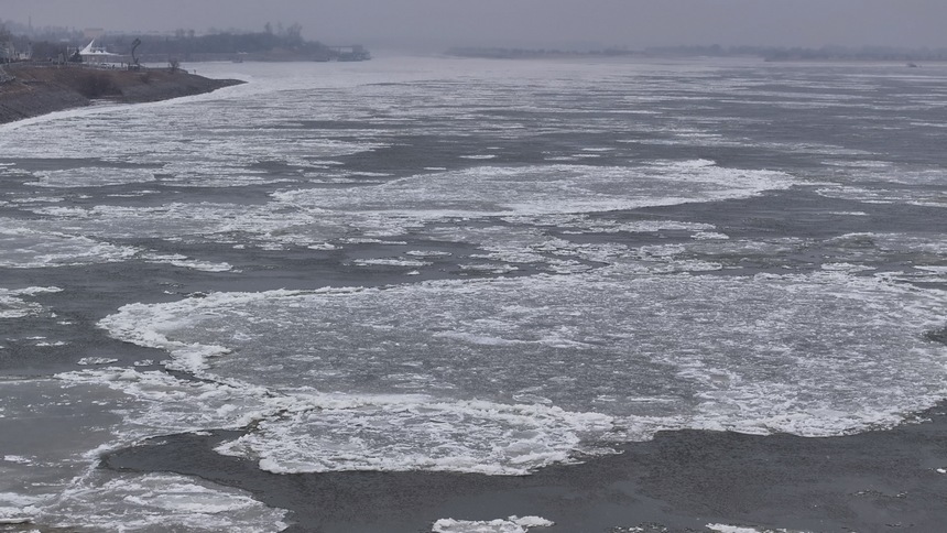 黑龙江呼玛：流冰期“跑冰排”景观引客来