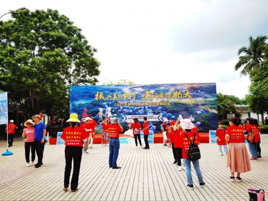 人民网网友徒步12公里,沿途参观石屋村内的胡松纪念馆,中国村官精神馆