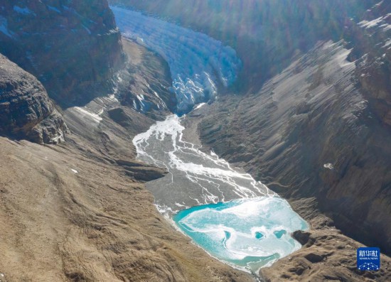 曲登尼玛冰川位于西藏日喀则市岗巴县境内.