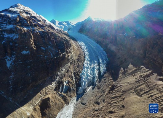 曲登尼玛冰川位于西藏日喀则市岗巴县境内.