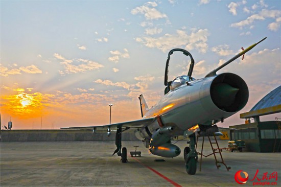 進行地面保障工作。