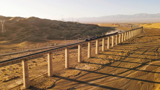 我国唯一一座穿越活动性沙漠的特长桥梁——沙山沟特大桥。中国铁路兰州局供图