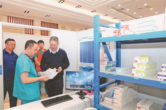 孙备（右一）深入赛事筹备一线，实地走访检查并指导医疗服务保障工作。