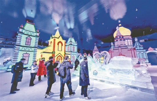 畅游梦幻冰雪馆。