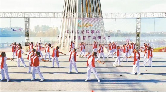廣場舞表演。記者 劉曉雲攝
