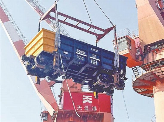 齐车公司出口非洲矿石车在天津港装船。记者 孙昊摄
